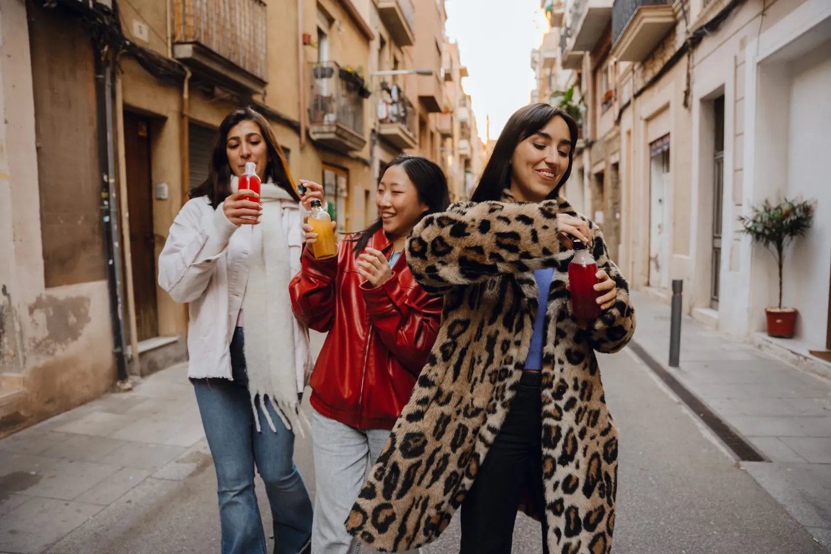Tres amigas pasean por Europa con seguro de viaje barato con certificado schengen