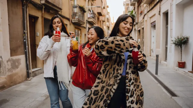 Tres amigas pasean por Europa con seguro de viaje barato con certificado schengen