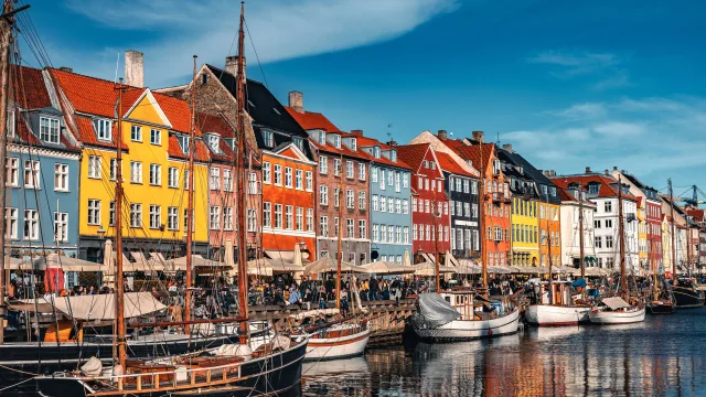 Vibrant view of nyhavn with boats and colorful bui — Seguro de viaje para Dinamarca